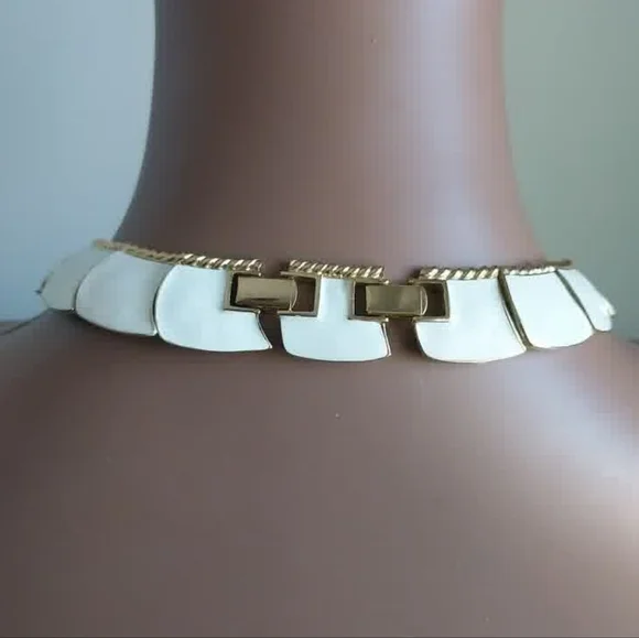 Vintage Butler White Enamel and Gold-Tone Collar Necklace Set - Picture 4 of 12